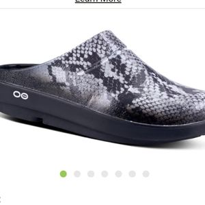 OOFOS WOMEN'S OOCLOOG LIMITED EDITION CLOG - SNAKE